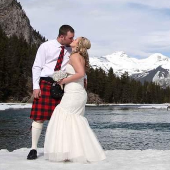 Beautiful Mermaid Lace and Tulle Wedding Dress - Picture 8 of 10